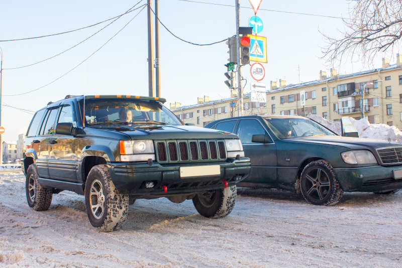 Higher-ups in the mob preferred the W140 Mercedes S600 (nicknamed “Kaban”), while brigadiers preferred SUVs, like the Jeep Grand Cherokee ZJ.